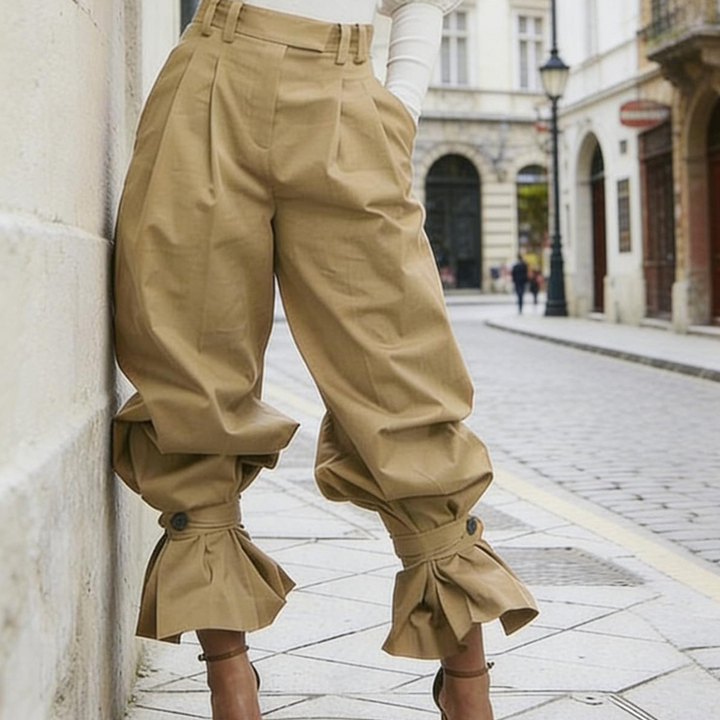 Pantaloni plissettati donna con volant alla caviglia, perfetti per un outfit elegante e confortevole.
