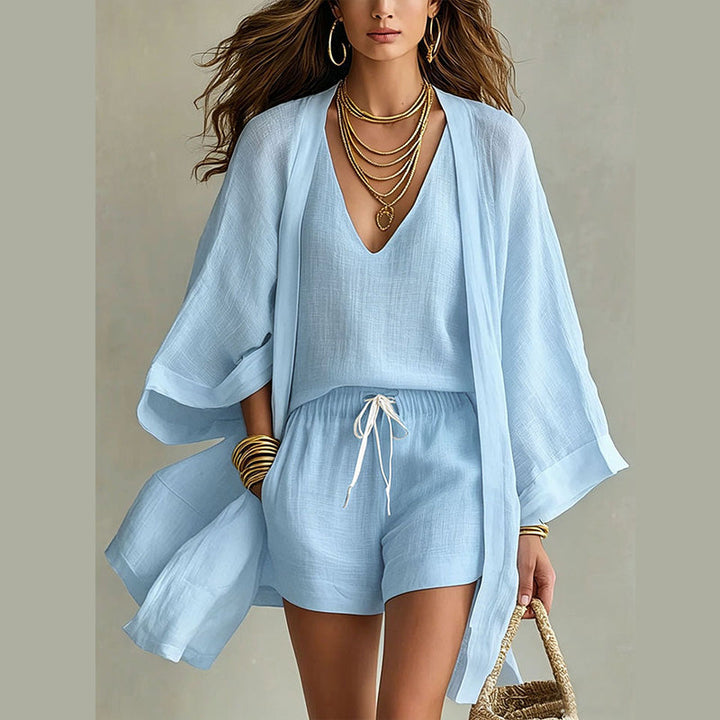 Donna con completo 3 pezzi estivo: kimono, top, shorts. Abbigliamento resort, casual per vacanze.