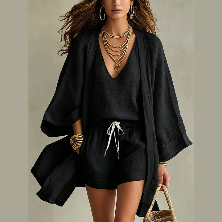 Completo donna 3 pezzi moda mare per resort: kimono leggero, top e pantaloncini casual.