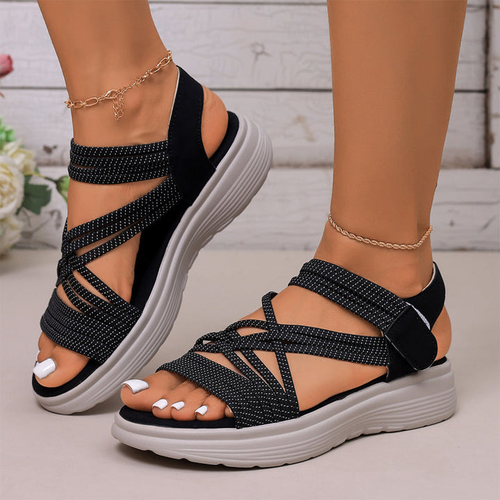 Calzature estive donna: sandali sport chic con cinturini incrociati, offrono leggerezza e comfort.