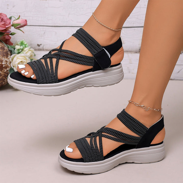 Sandali donna comodi, sport chic e cinturini incrociati, perfetti per camminare con stile in estate.