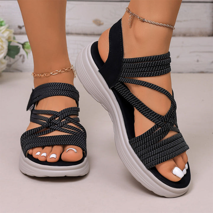 Profilo laterale dei sandali donna estivi sport chic con cinturini incrociati, mostrando comfort e stile.
