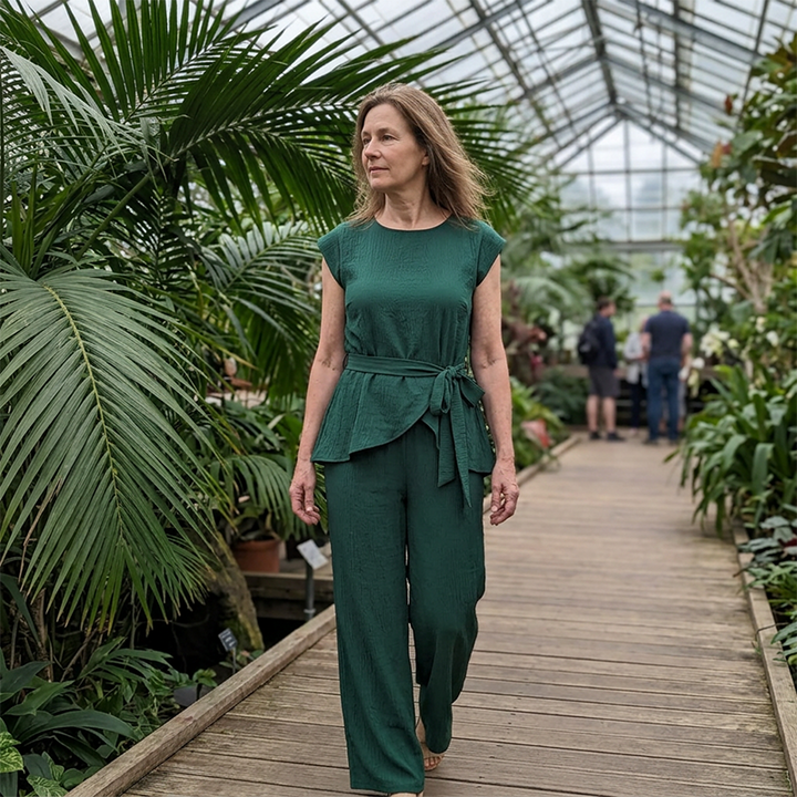 Abbigliamento completo donna casual chic, pantaloni a gamba larga, stile moderno e versatile.