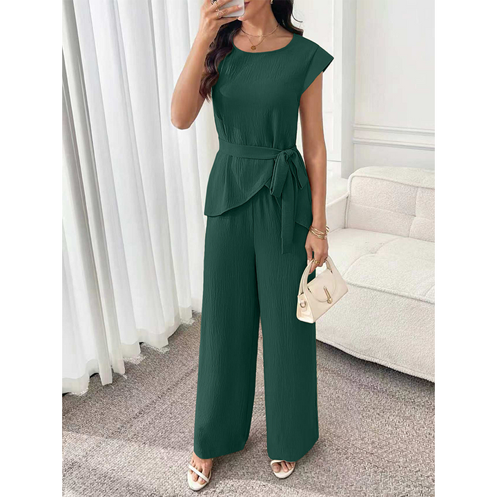 Outfit completo donna: pantaloni a gamba larga e top, per stile elegante e comodo.