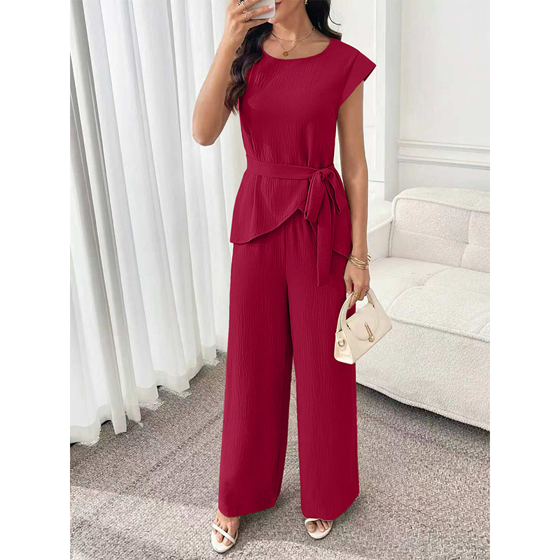 Completo donna elegante con pantaloni a gamba larga, perfetto per un outfit chic da ufficio.