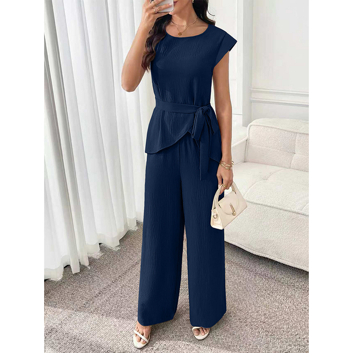 Tailleur donna casual chic in poliestere, con pantaloni eleganti e blusa coordinata.