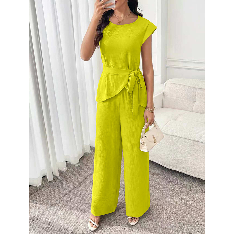 Modello di completo donna con pantaloni ampi, look coordinato per un'eleganza raffinata.