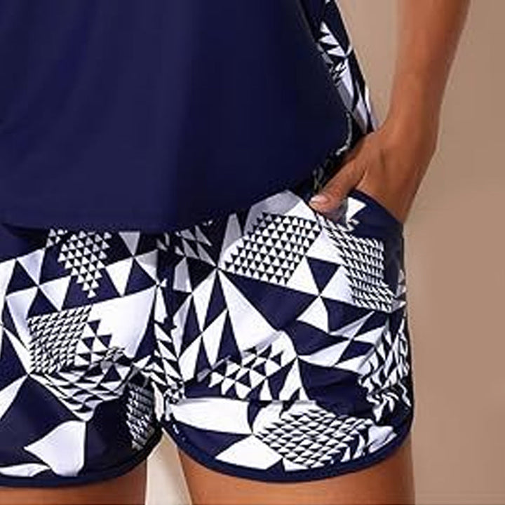 Costume donna estivo tropicale: bikini, canotta e shorts. Abbigliamento spiaggia per mare e piscina.