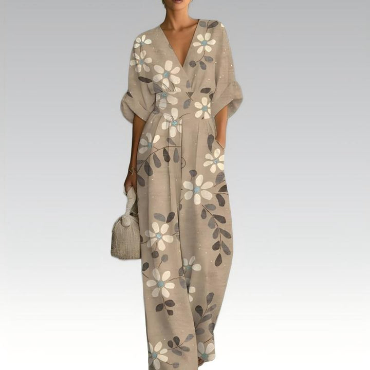 Dettaglio scollo a V e stampa floreale su tuta elegante donna, mostrando la texture e il design raffinato.