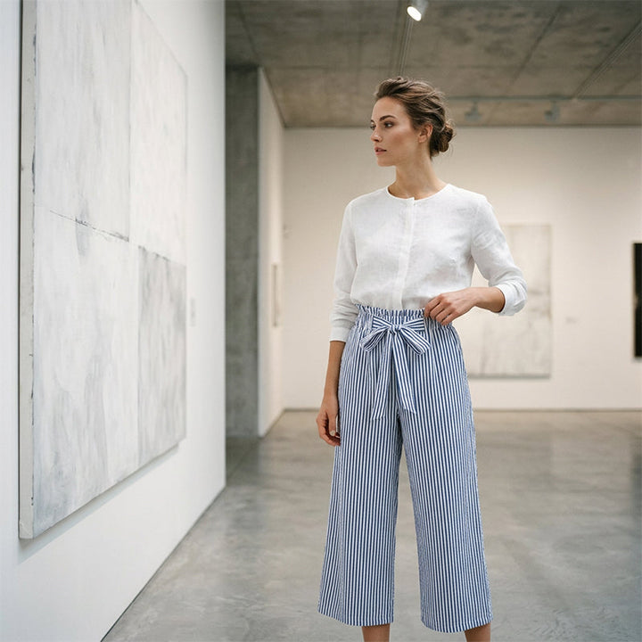Comodi pantaloni da donna con vita paperbag e gamba larga, un capo versatile per la moda di oggi.