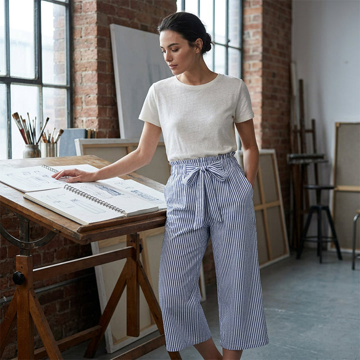 Pantaloni donna paperbag con vita alta e gamba ampia, comodi e alla moda per un look fresco.