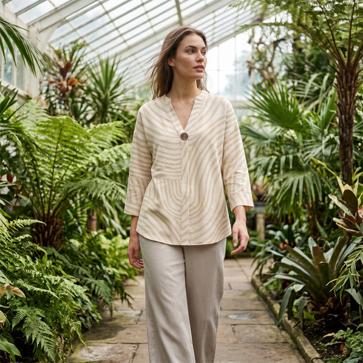 Completo elegante donna a righe con pantaloni larghi e blusa coordinata. Outfit perfetto per primavera estate.