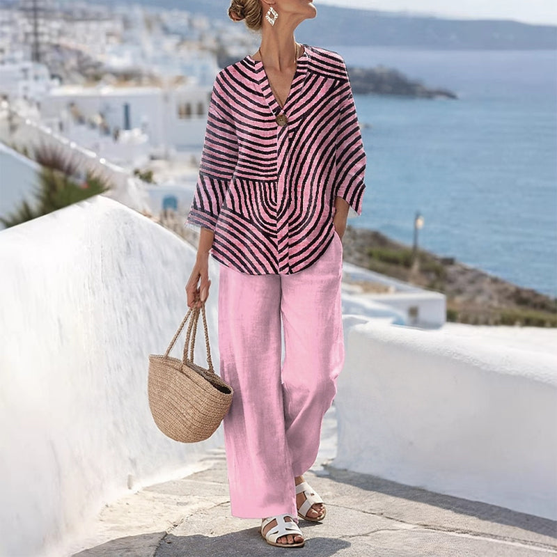 Moda donna: completo a righe con pantaloni larghi palazzo e top abbinato. Outfit primaverile estivo elegante.