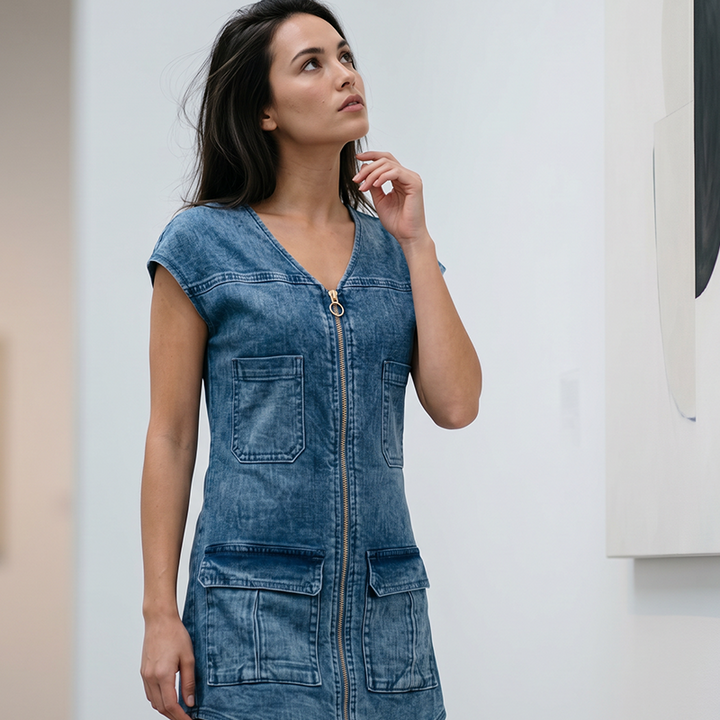 Abito corto donna casual con zip e ampie tasche utility, un capo versatile per la primavera.
