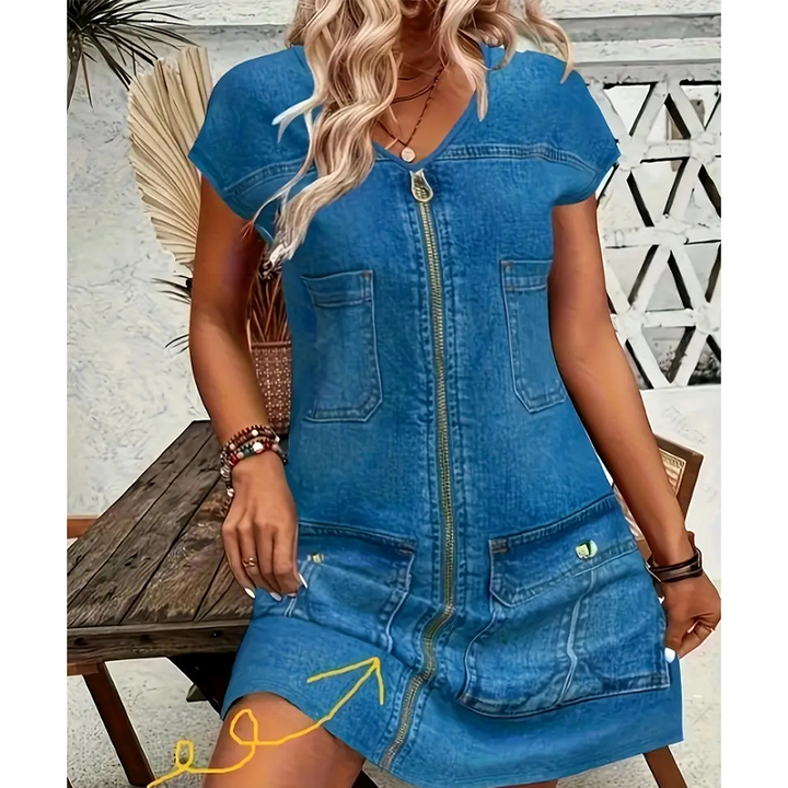 Moda primaverile: abito corto donna casual, con zip e tasche funzionali, per uno stile dinamico.