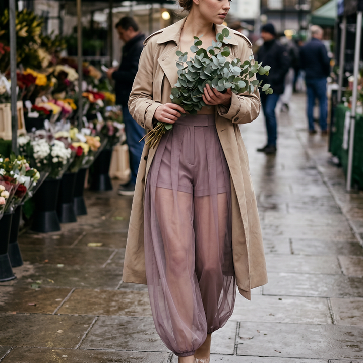 Pantaloni donna di tendenza in rete trasparente con short integrato, vita alta, per outfit street chic estivi.