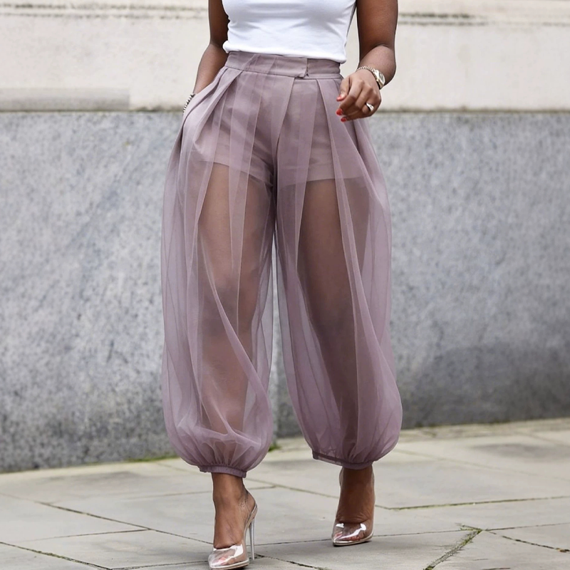 Pantaloni ampi donna in rete trasparente street chic con shorts integrati, ideali per outfit estivi e festival.