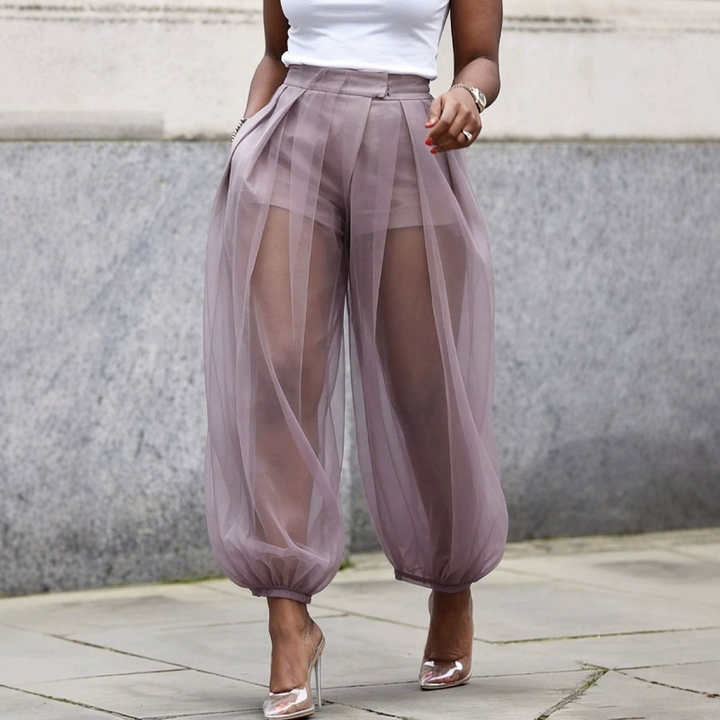 Pantaloni ampi donna in rete trasparente street chic con shorts integrati, ideali per outfit estivi e festival.