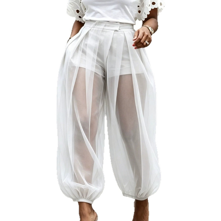 Pantaloni donna neri a vita alta in rete trasparente con shorts integrato, ideali per abbigliamento estivo.