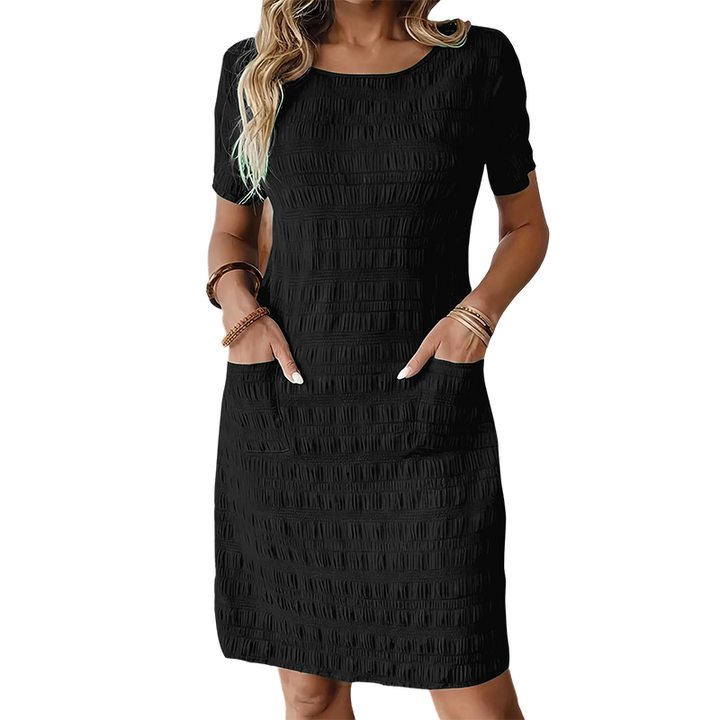 Abito donna corto testurizzato con tasche, perfetto per outfit primaverili, estivi e autunnali. Casual chic.