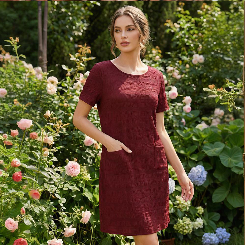Abito corto casual-chic donna testurizzato in poliestere, con tasche. Eleganza e comfort per la bella stagione.