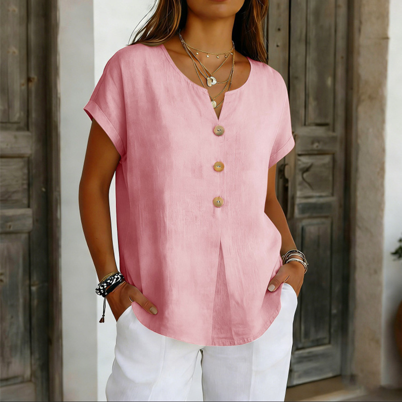 T-shirt donna elegante con scollo a V e bottoni decorativi, perfetta per un look casual-chic estivo a manica corta.