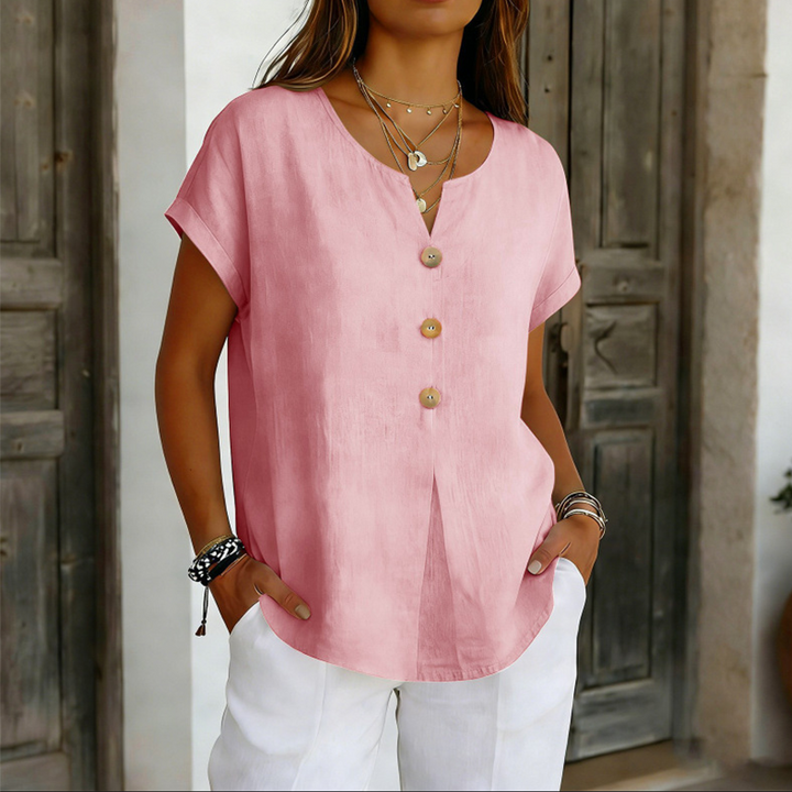 T-shirt donna elegante con scollo a V e bottoni decorativi, perfetta per un look casual-chic estivo a manica corta.