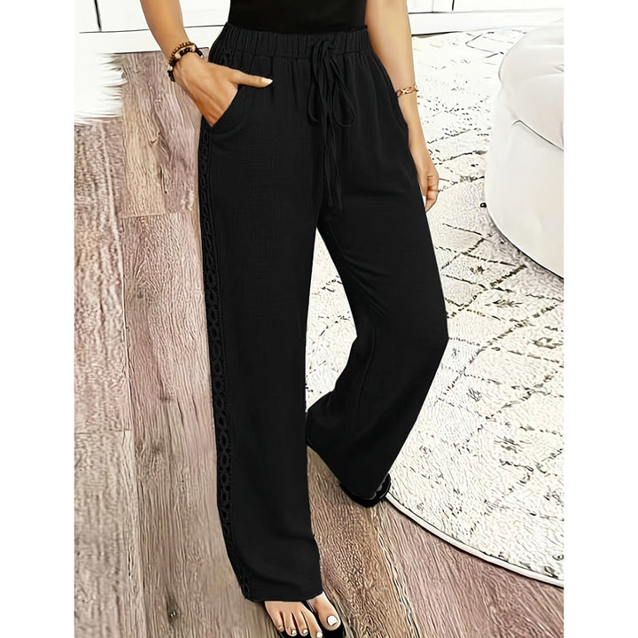 Pantaloni donna a taglio ampio bohemien, con pizzo laterale e vita regolabile. Comodi e leggeri per la primavera/estate.