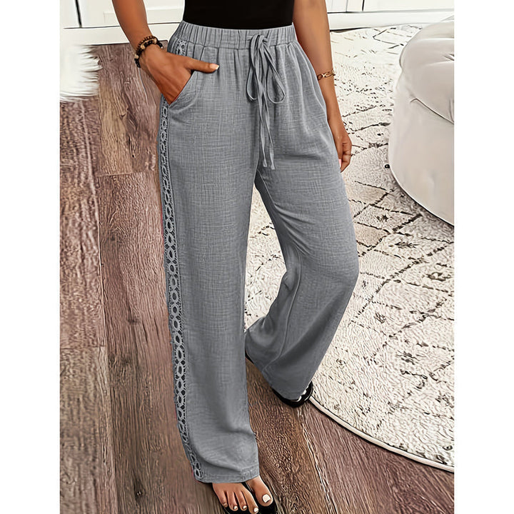 Pantaloni casual bohemien da donna, con pizzo laterale, vita regolabile. Leggeri, comodi, ideali per estate e spiaggia.