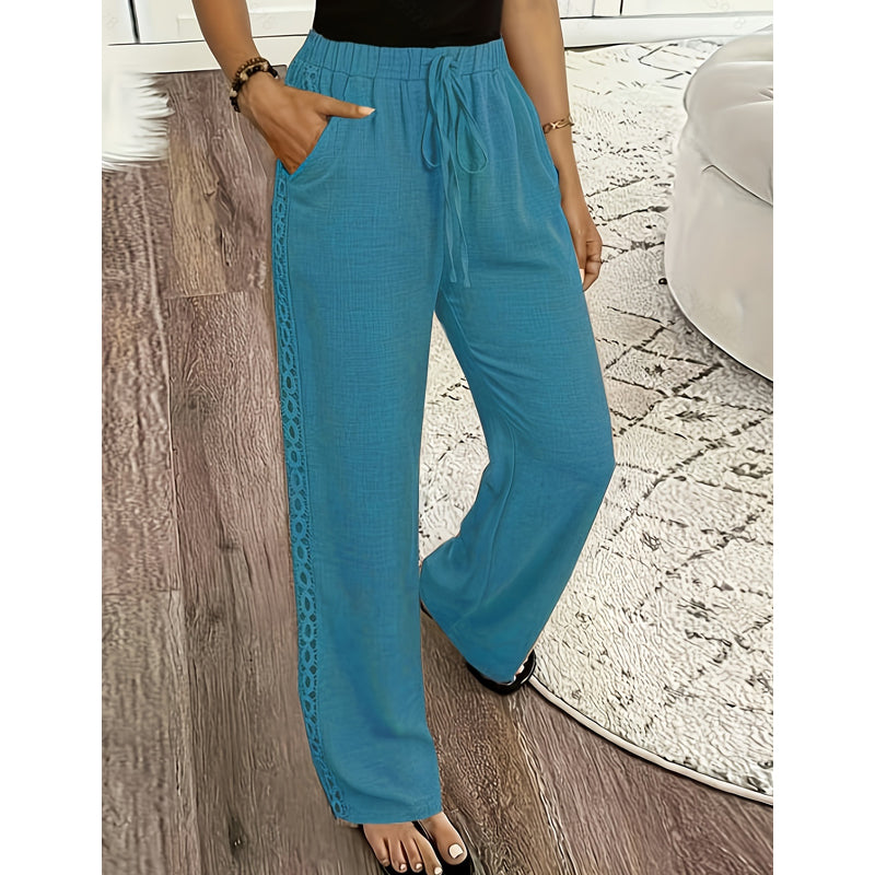 Pantaloni estivi donna bohemien con raffinato pizzo laterale e vita elastica, ideali per spiaggia e comfort.