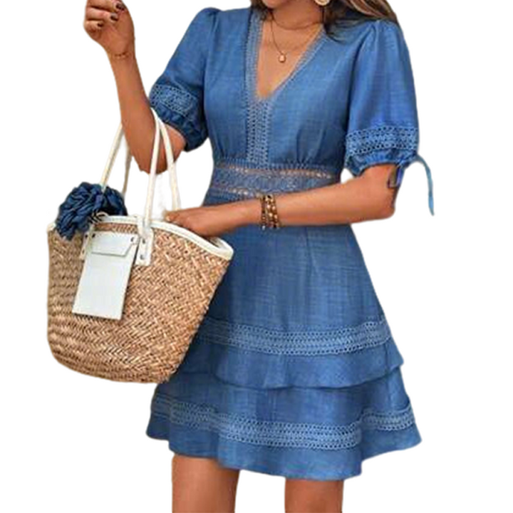 Raffinato abito corto donna con scollo a V, pizzo delicato e volant estivi. Look romantico-chic.