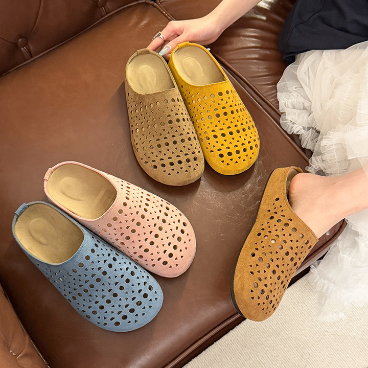 Ciabatte estive donna slip-on comode e leggere, design traforato per un look casual e confortevole.