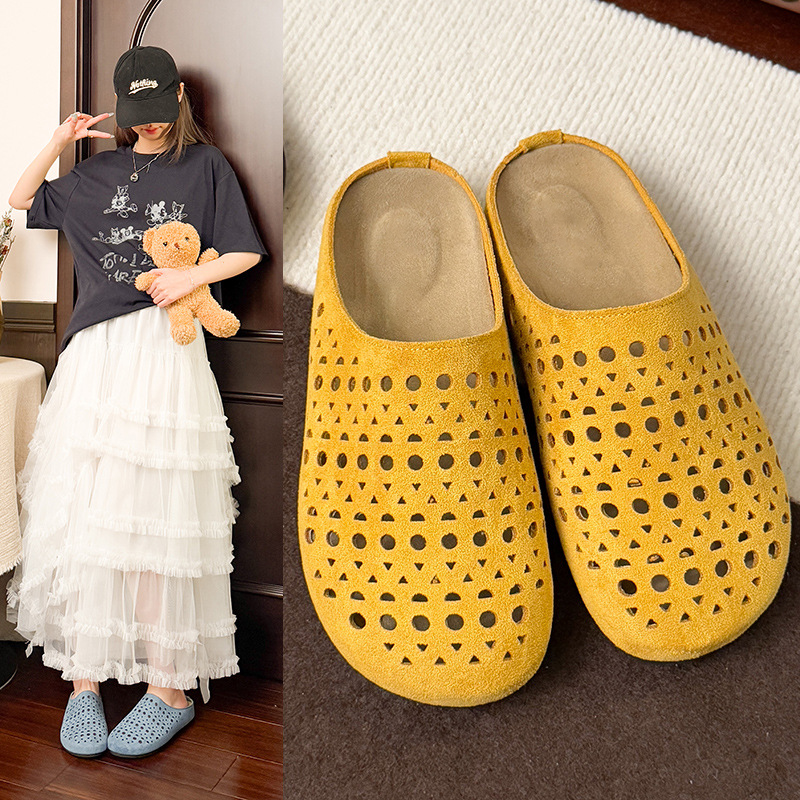 Paio di ciabatte donna slip-on, leggere e traforate. Perfette per il comfort e la moda primavera-estate.