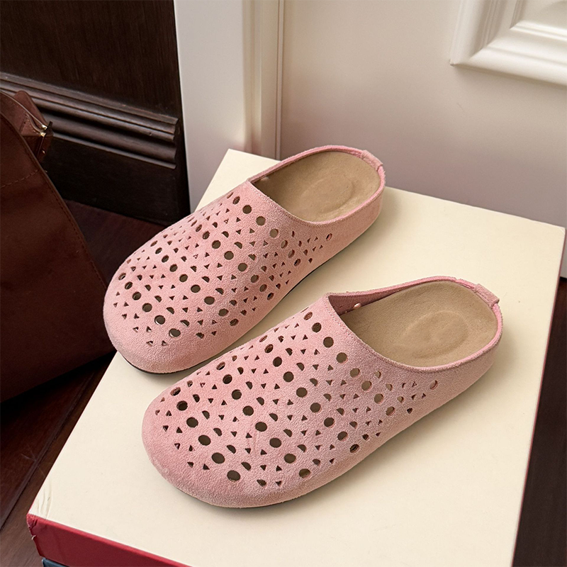 Ciabatte donna estive in tonalità neutre, slip-on traforate, leggere e comode per ogni outfit casual.