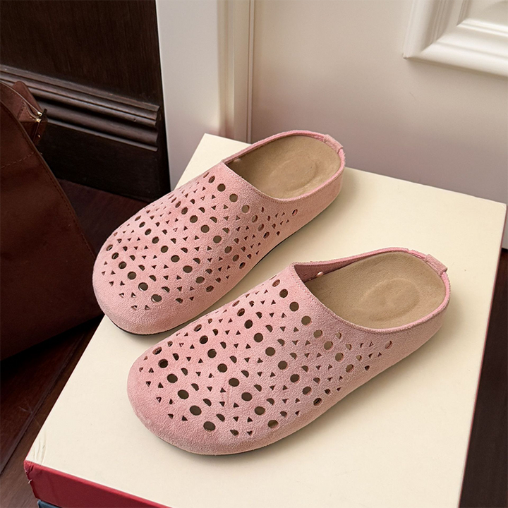 Ciabatte donna estive in tonalità neutre, slip-on traforate, leggere e comode per ogni outfit casual.