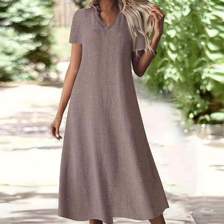 Dettaglio tasche su abito maxi donna, vestito estivo elegante e funzionale con scollo a V. Comfort garantito.