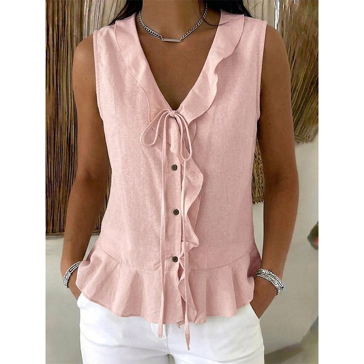 Dettaglio del tessuto leggero del top donna, con volant morbidi e scollo a V, ideale per il comfort.