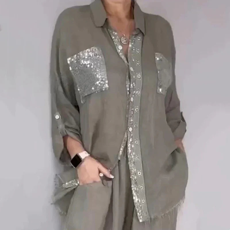 Moda donna: completo elegante con top a paillettes e pantaloni morbidi. Un look sofisticato per la sera.