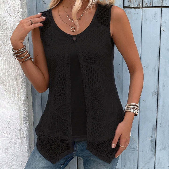 Gilet donna rosa all'uncinetto con bottone, stile romantico e leggero, perfetto per look estivi.