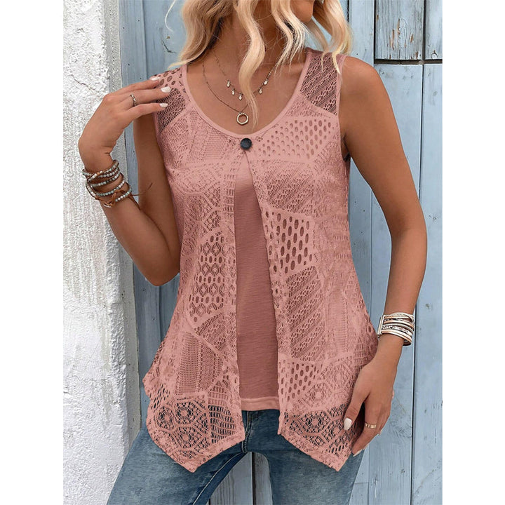 Gilet donna bianco senza maniche all'uncinetto con bottone, stile casual-romantico per l'estate.