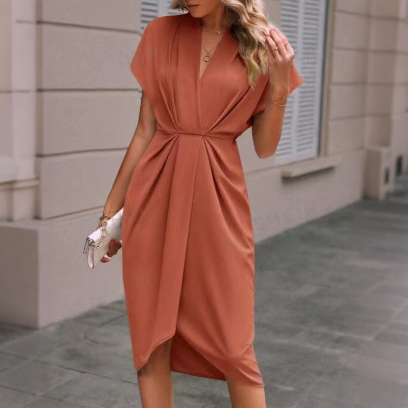 Moda femminile: abito midi primaverile con vita plissettata e scollo a V. Per un look raffinato.