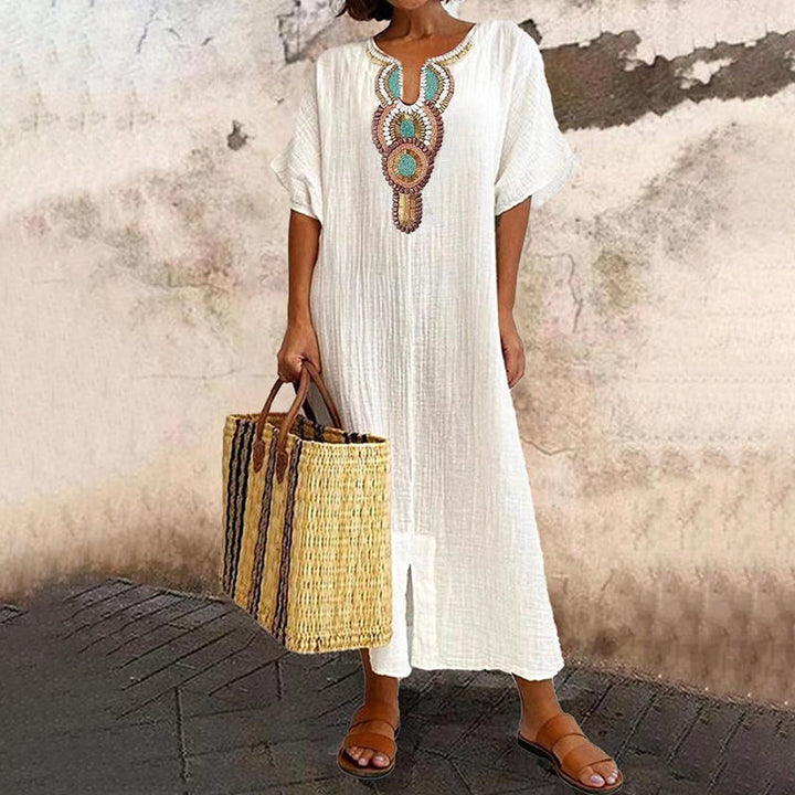 Vestito maxi donna bohemien in poliestere, ricamo sul collo, ampio e fluido, perfetto per look estivi casual ed eleganti.