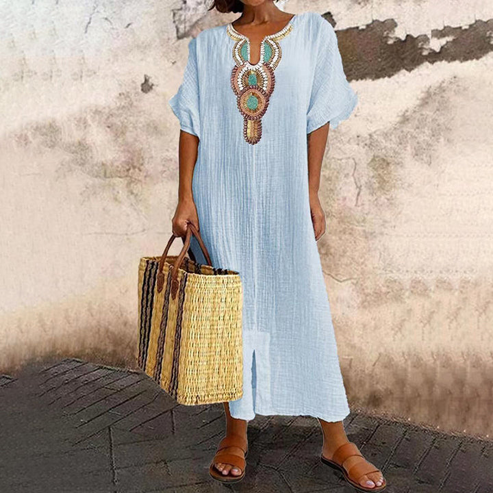 Vestito maxi da donna in poliestere leggero, taglio ampio bohemien, con elaborato ricamo sul collo, comodo e chic per l'estate.