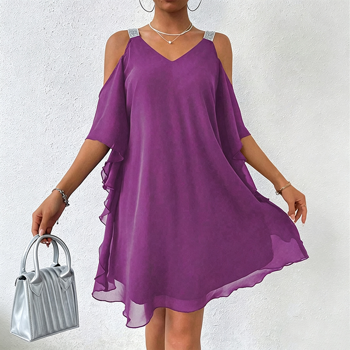Abito donna casual chic, spalle scoperte. Vestito estivo fresco con spalline brillanti, design multicolore.