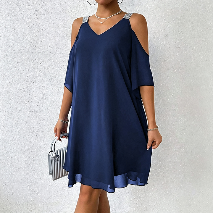Abito donna moderno, spalle scoperte e spalline brillanti. Vestito elegante estivo, un tocco di freschezza chic.