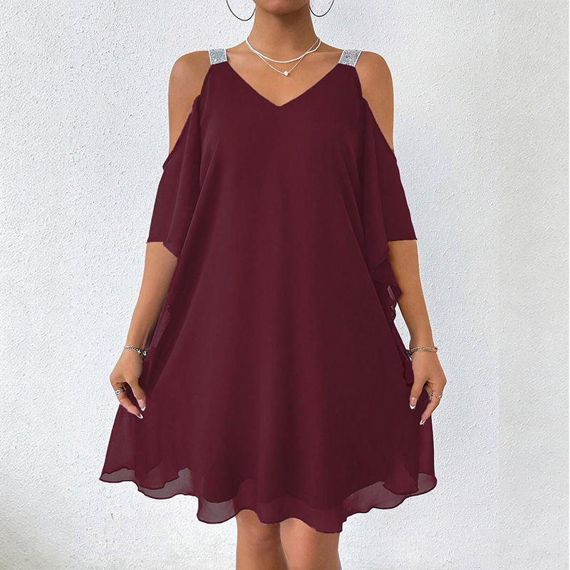 Abito da sera elegante donna con spalle scoperte, spalline brillanti. Vestito multicolore per un look raffinato.