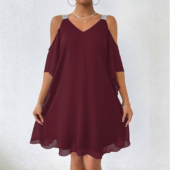 Abito da sera elegante donna con spalle scoperte, spalline brillanti. Vestito multicolore per un look raffinato.