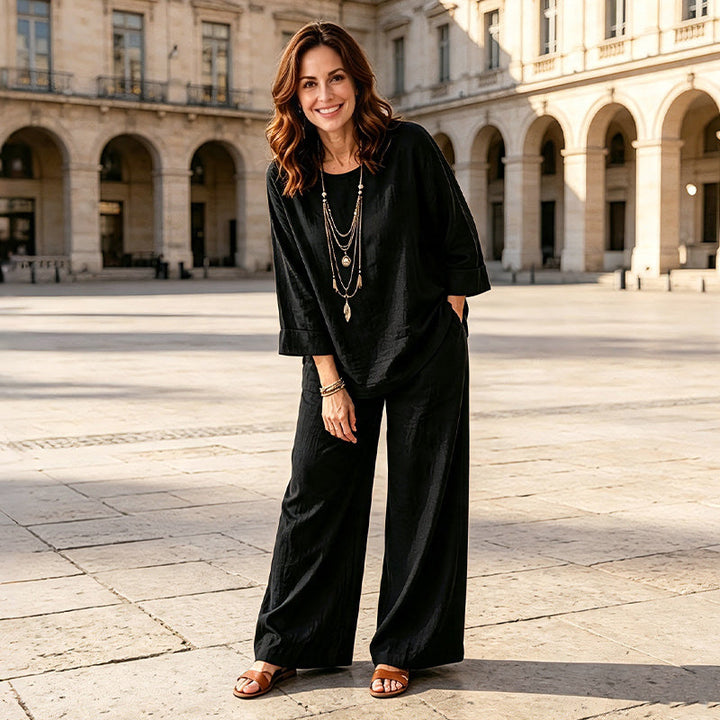 Moda donna primavera/estate: completo elegante due pezzi con blusa fluida e pantaloni larghi comodi.