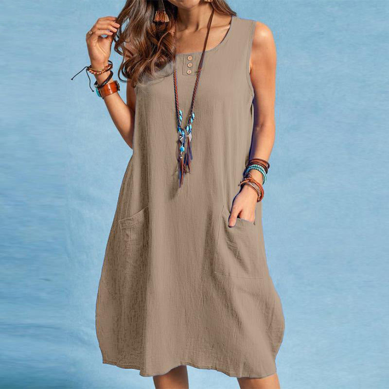 Abito estivo casual chic da donna in cotone lino, con pratiche tasche. Look comodo e alla moda.