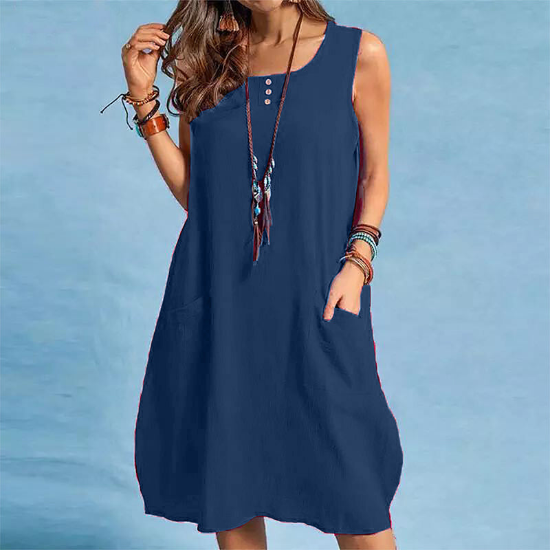 Donna indossa abito estivo senza maniche in cotone lino, ideale per il comfort naturale e lo stile casual.